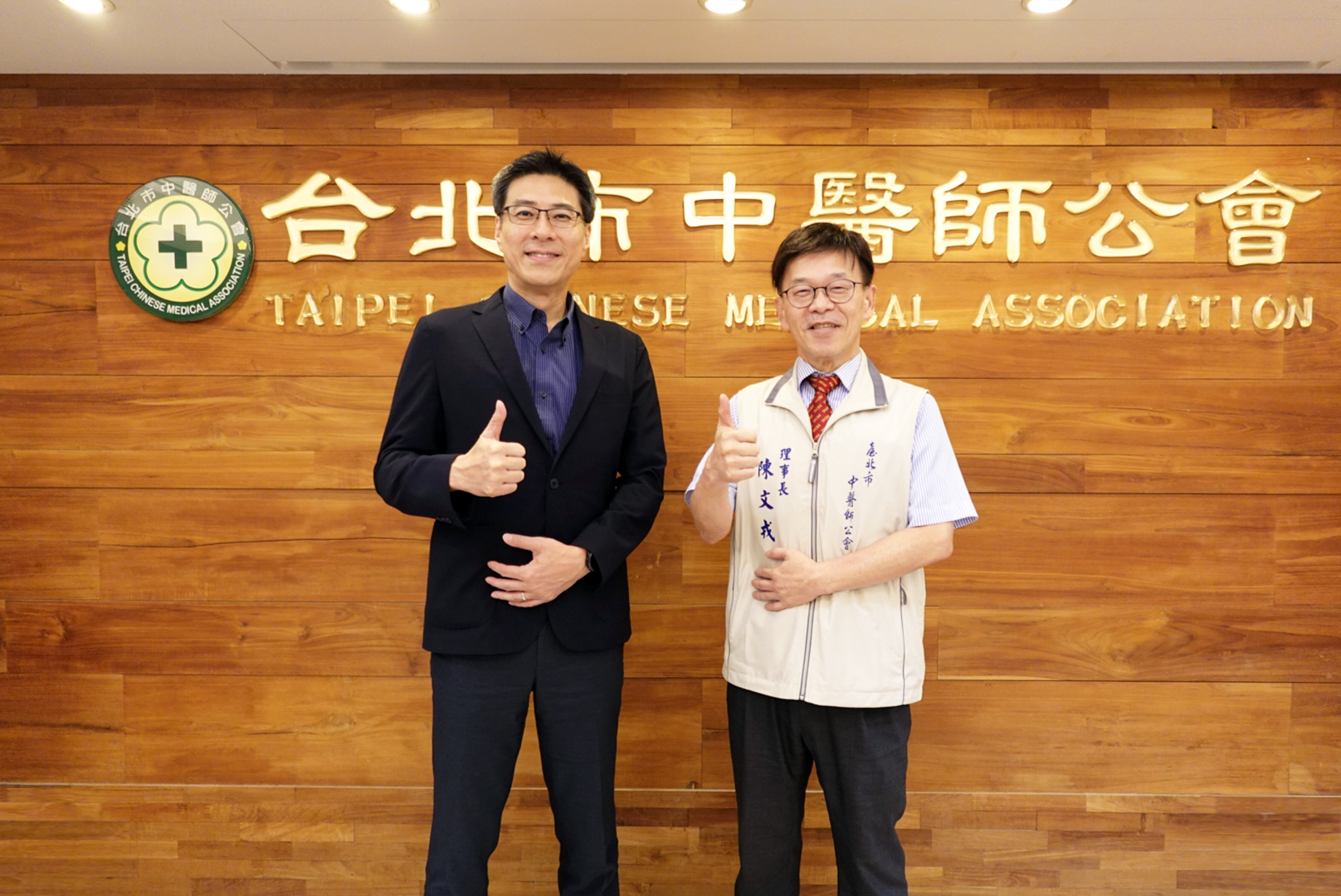友達(dá)耘康積極推動(dòng)中醫(yī)數(shù)位化 ，以創(chuàng)新技術(shù)與研發(fā)能量串連各界專家，共同建構(gòu)智慧中醫(yī)生態(tài)圈 ；圖為友達(dá)耘康廖世宏董事長(zhǎng)（左）與臺(tái)北市中醫(yī)師公會(huì)陳文戎理事長(zhǎng)（右）