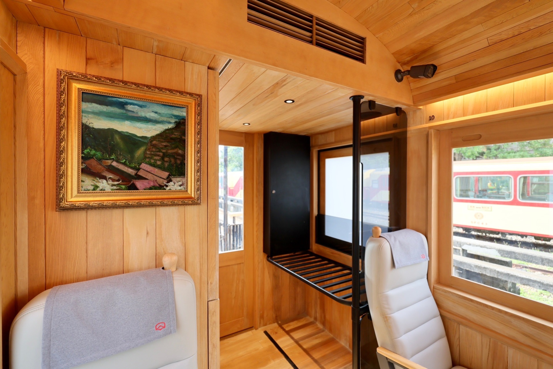 福森號每節(jié)車廂均配置「友達光電FindARTs擬真藝屏」